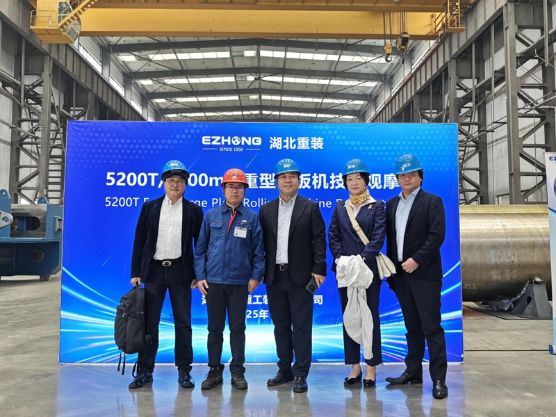 Observación de la máquina dobladora de placas extragrande de Hubei Heavy Equipment 5200T